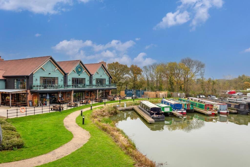 Beautiful Canal Side Apartment - City Centre - Balcony, Secure Parking, Self Check-In, Fast Wifi And Smart Tv With Sky Tv And Netflix By Yoko Property Milton Keynes Exterior photo